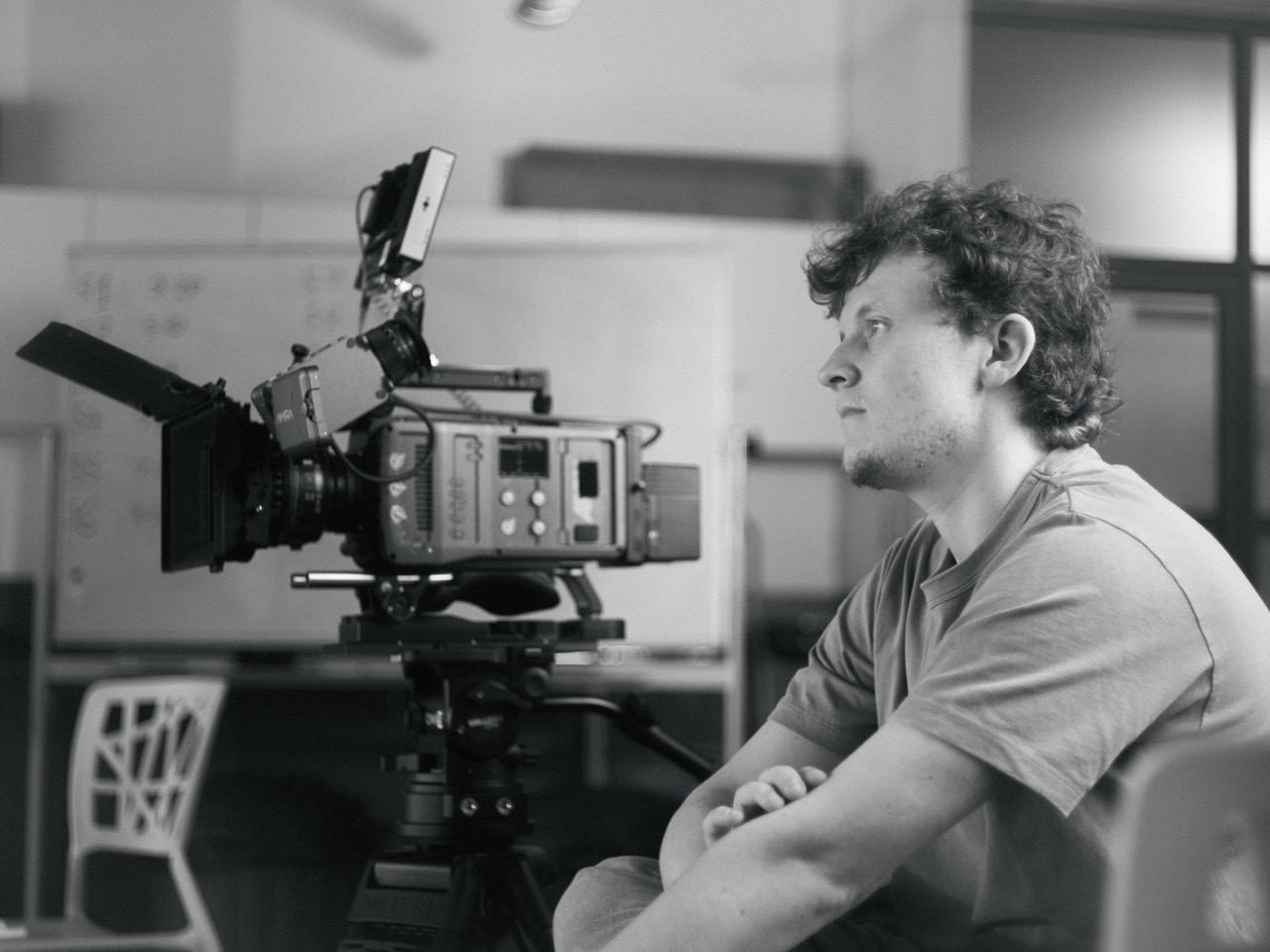Leonhard Frankeser, on set
